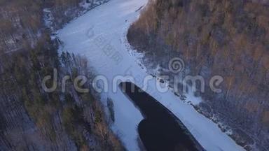 冬季Sigulda冰冻河Gauja拉脱维亚无人机俯视4K超高清视频