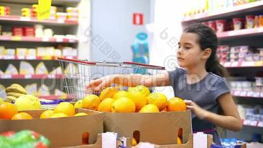 在<strong>超市</strong>买<strong>水果</strong>橘子的女孩