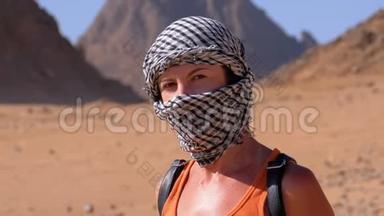 埃及沙漠中<strong>的</strong>凯菲耶女孩。