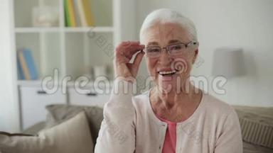 家中戴眼镜的幸福老年妇女画像