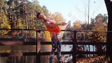 在公园<strong>桥</strong>上做舞蹈练习的女人