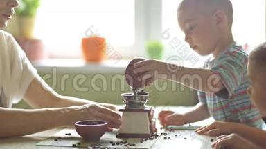 <strong>双胞胎兄弟</strong>帮她妈妈磨咖啡