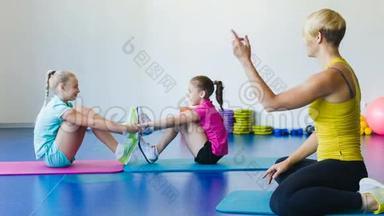 在健身课上做体操的女生和<strong>指导员</strong>或妈妈