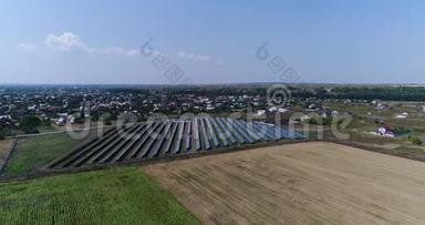 一座太阳能发电厂的全景图，一排排太阳能电池板，太阳能电池板，顶部视图，到太阳能发电厂的空中视图