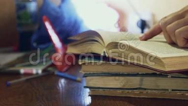 男子阅读旧书特写教育<strong>翻页</strong>视频