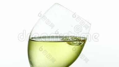 白葡萄酒<strong>落入</strong>玻璃中，在白色背景下，