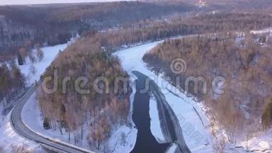 冬季Sigulda冰冻河Gauja拉脱维亚无人机俯视4K超高清视频