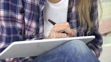 孩子在平板电脑上学习，女孩在学校课堂上写作，学习做作业