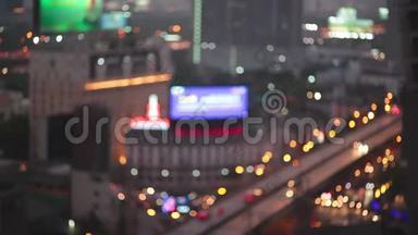 夜晚的<strong>城市灯光</strong>和曼谷的交通作为抽象的背景。 在模糊的汽车和建筑<strong>灯光</strong>下，鸟的眼睛高高地