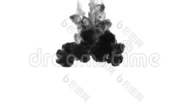 大量的流动，乌云或烟雾，墨水注入是孤立的白色在缓慢的运动。 黑色的薄荷在水中流动。 英奇