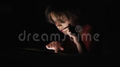 多利在黑暗的光<strong>线下</strong>在黑黑网中射杀了躺在床上玩平板电脑的高加索女孩。