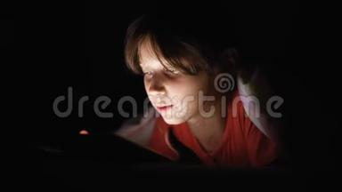 多利在黑暗的光线下在黑黑网中射杀了躺在床上玩平板电脑的高加索女孩。