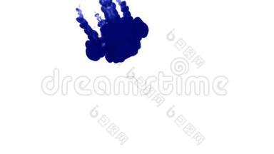 大量的孤立的蓝色墨水注入。 蓝色书写墨水滴在水里，慢镜头。 使用墨水