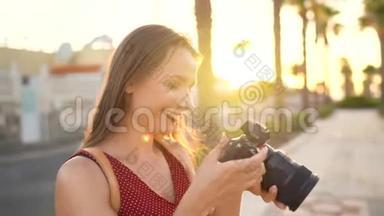 摄影女游客在日落时分用相机在美丽的热带风景中拍照