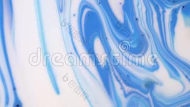 蓝色和白色丙烯酸<strong>涂料</strong>的抽象混合