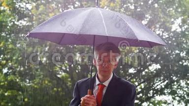白人商人躲在雨中的<strong>伞下</strong>