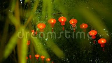 一排排<strong>中国</strong>传统风格的红灯笼挂在竹树隧道拱上。
