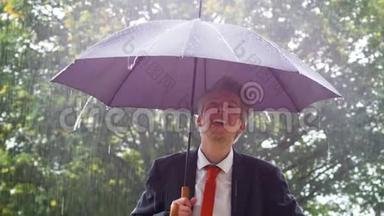 白人商人躲在雨中的<strong>伞下</strong>