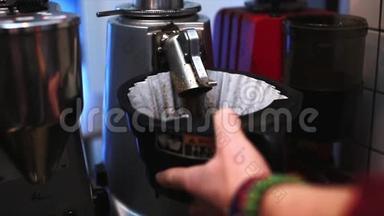 咖啡师收集新鲜的磨碎咖啡