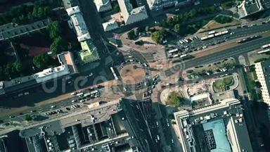 从空中俯视城市<strong>环形</strong>交叉路口的交通