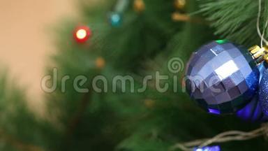 圣诞树上的蓝球