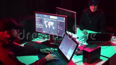 网络诈骗，暗网，数据小偷，网络犯罪概念.. 黑客攻击政府服务器。 编码病毒的罪犯