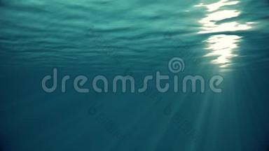 海浪从水下循环动画高质量的光线透过。 海洋<strong>大背景</strong>