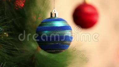 圣诞树上的<strong>蓝球</strong>