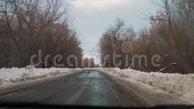 汽车在冬天的道路上，雪的生活方式。 恶劣天气下危险的汽车交通.. 恶劣天气下的道路