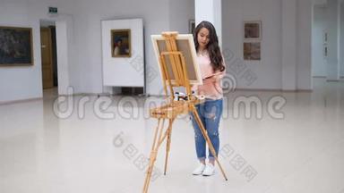 女孩在<strong>美术馆</strong>画一幅画。
