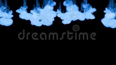 许多流动的荧光蓝墨水或<strong>烟雾</strong>，隔离在黑色的缓慢<strong>运动</strong>。 蓝色水粉混合在水中。 用途