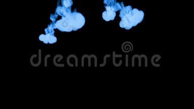 许多流动的荧光蓝墨水或烟雾，隔离在黑色的缓慢运动。 蓝色颜料在水中反应.. 用途