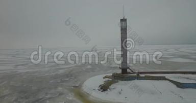 空中飞行。 灯塔在平静而<strong>荒凉</strong>的冬季<strong>景观</strong>中。 从上面可以看到灯塔的灯塔。 无人机灯塔。
