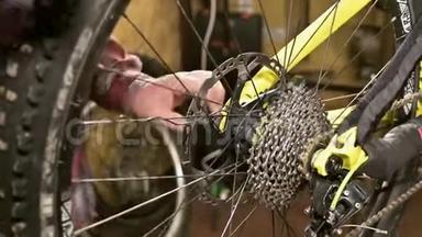 在一家自行车<strong>维修</strong>店里，一位主人拆下一个轮子进行<strong>维修</strong>。 自行车修理
