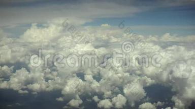 从飞机上看到蓝天和云彩