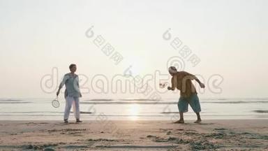 活跃的老夫妇在海滩上打太极球。
