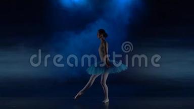 穿白色芭蕾舞裙的芭蕾舞演员，慢动作。