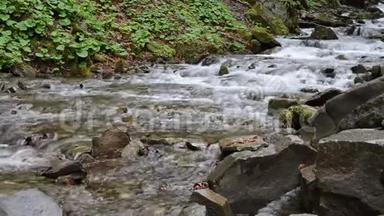 一串串纯净的山河在石头间