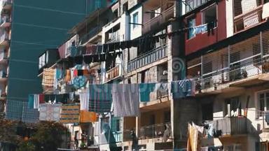 城市贫困地区一栋多层建筑上的一根绳子上挂着和烘干的衣服