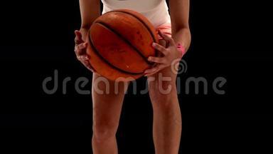 适合年轻女子<strong>打篮球</strong>