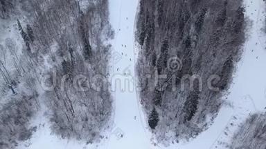 冬季滑雪板在滑雪场无人驾驶飞机视野的雪坡上。 冬季活动