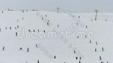 人们在山上滑雪和滑雪板。