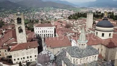 贝加莫，意大利。 无人机鸟瞰古镇.. 市中心的景观，历史建筑，教堂和塔楼