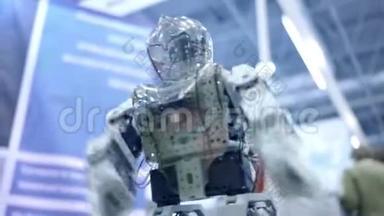 新机器人<strong>安卓</strong>在节目中跳舞。 显示了人类的运动。 现代世界的新技术