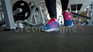 <strong>跑鞋</strong>-女子在体育馆系鞋带