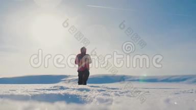 团队合作冬季旅游业务理念.. 男子游客的腿从镜头<strong>下往下</strong>看攀登山顶