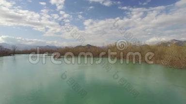 莫拉卡河的空中景观，<strong>流入</strong>美丽的大斯卡达湖