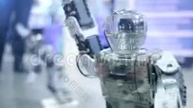 新机器人安卓在节目中跳舞。 显示了人类的运动。 现代世界的新技术