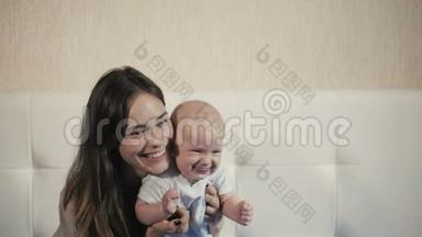 幸福的家庭笑脸，妈妈抱着可爱的小男孩，微笑拥抱，拉近边界，美丽