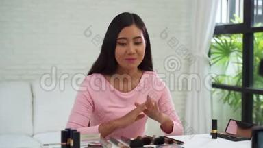 美丽的女人在复习时使用画笔，<strong>补习</strong>，通过互联网向社交网络直播视频。